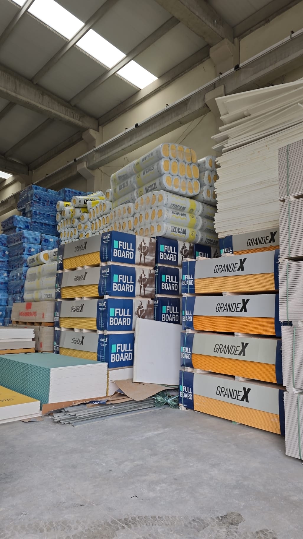 Öz Doğuş Yapı Market, Malatya’da inşaat yapı malzemeleri alanında toptan ve perakende satış hizmeti sunan, iki şubesiyle bölgenin güvenilir yapı marketlerinden biridir. İzocam ısı yalıtım ürünleri, alçıpan ve alçıpan aksesuarları, sandwich panel, trapez sac, profil boru, betopan, OSB, XPS ve EPS yalıtım levhaları, mineral yün, tel örgü, köşebent, Grandex ürünleri ve prefabrik ev malzemeleri geniş ürün yelpazemizle Malatya ve çevresine kaliteli çözümler sunmaktayız. Profesyonel hizmet anlayışı, uygun fiyat politikası ve güçlü stok kapasitesiyle Öz Doğuş Yapı Market, konut, sanayi ve prefabrik yapı projeleri için güvenilir yapı malzemeleri tedarikçisidir.